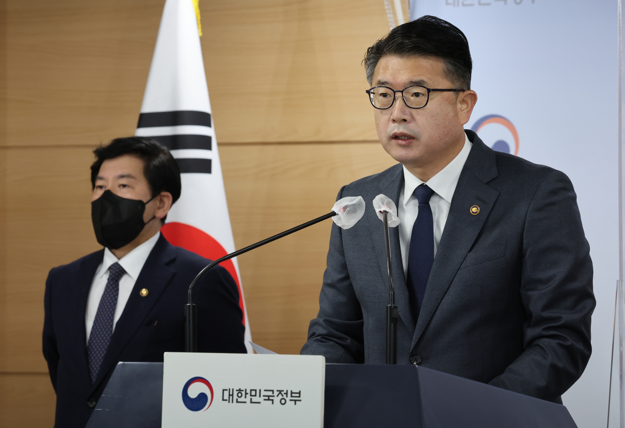 Education Vice Minister Jang Sang-yoon speaks at a press briefing held at the governmental complex in Gwanghwamun, central Seoul, Tuesday. ( Yonhap)