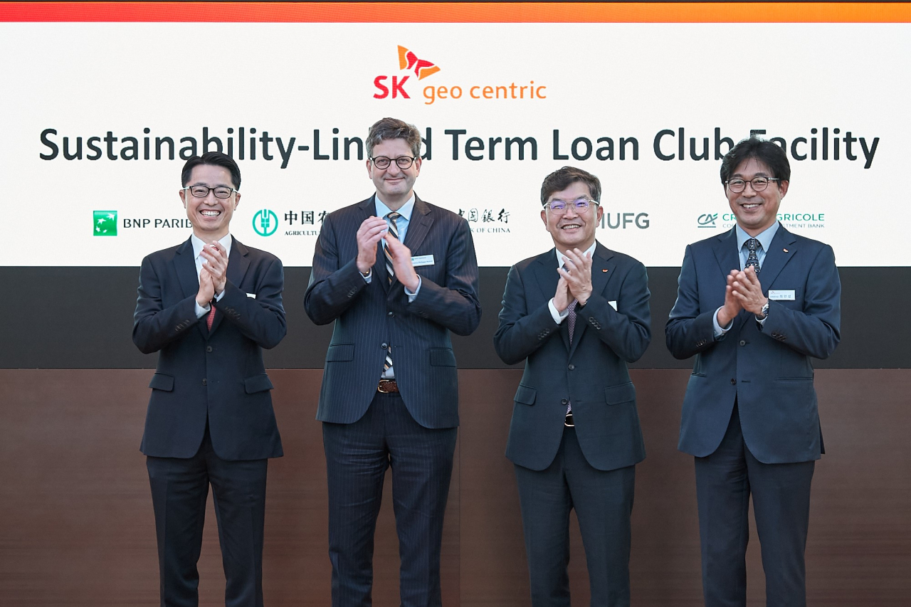 (From left) Seo Jong-gab, corporate financing chief of BNP Paribas, Philippe Noirot, Korean head of the French banking group, SK Geocentric CEO Na Kyung-soo and the firm’s strategic chief Choi Ahn-sub pose for a photo after a signing ceremony in Seoul on Tuesday. (SK Geocentric)