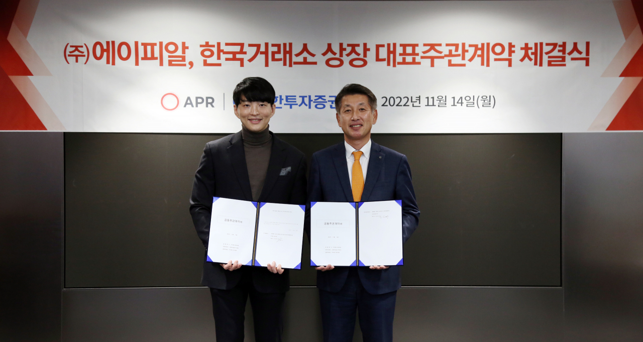 (left) APR CEO Kim Byung-hoon and Kim Sang-Tae, President of Shinhan Investment, pose for a photo at Shinhan Investment Corp headquarters in Yeouido, Seoul, Moday. (APR)