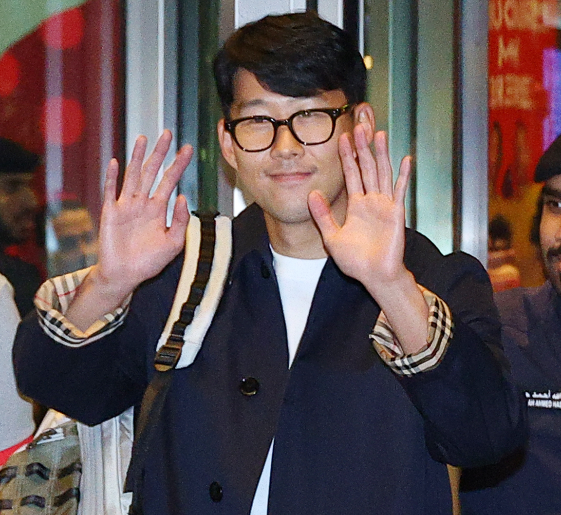 South Korea captain Son Heung-min waves to cameras after arriving at Hamad International Airport in Doha for the FIFA World Cup on Wednesday. (Yonhap)
