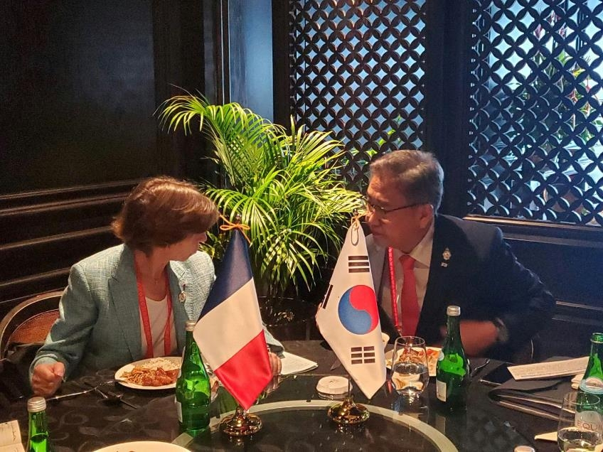 South Korean Foreign Minister Park Jin (right) and his French counterpart, Catherine Colonna, hold a meeting on the sidelines of an annual Group of 20 summit in Bali, Indonesia, on Tuesday, in this photo provided by the Seoul foreign ministry. (Yonhap)