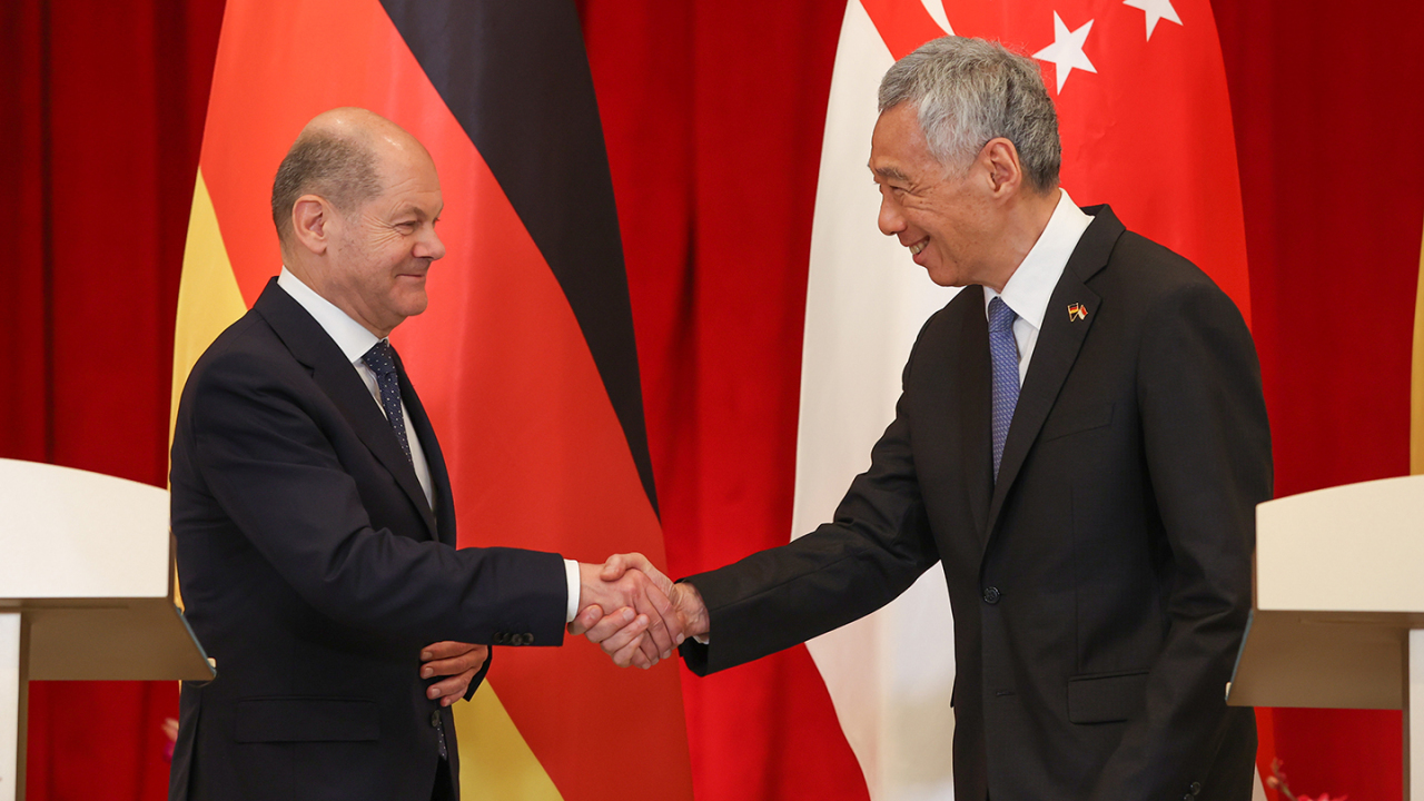 Singapore`s Prime Minister Lee Hsien Loong, right, shakes hands with German Chancellor Olaf Scholz at a joint press conference held in Singapore on Monday. (Prime Minister`s Office Singapore)
