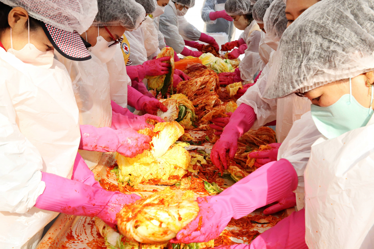 Volunteers from Korean Red Cross and Korea Zinc make kimchi during a charity event in Nowon-gu, Seoul, Nov. 9. (Yonhap)