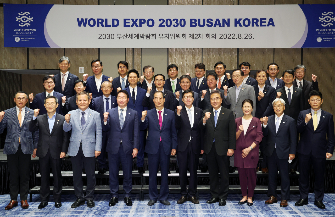 Members of the bidding committee to host the World Expo 2030 in Busan pose at a hotel in Seoul in August. Participants included Prime Minister Han Duck-soo (fifth from left in front row), Korea Chamber of Commerce and Industry chairman Chey Tae-won (fourth from left in front row) and Busan Mayor Park Heong-joon (fifth from right in front row). (Yonhap)