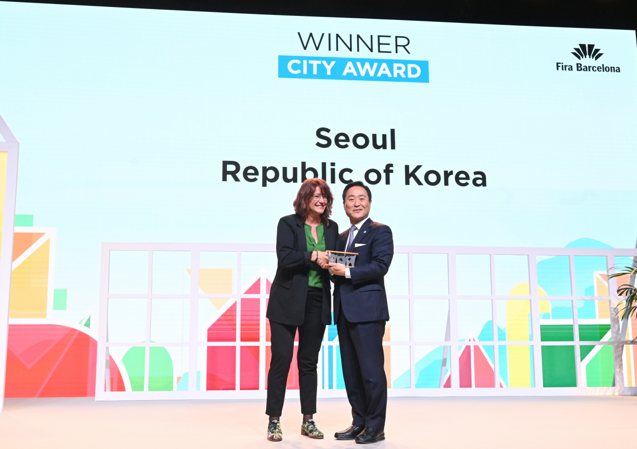 Barcelona Deputy Mayor Laia Bonet (left) and Kang Yo-sik, president of the Seoul Digital Foundation, pose for a picture at the awards ceremony of the Smart City Expo World Congress 2022, Wednesday. (Seoul Digital Foundation)