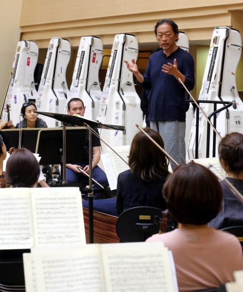 Conductor Chung Myung-whun talks during a conducting masterclass at Seoul Philharmonic Orchestra's practice room at Sejong Center on Sept. 4, 2015. (Yonhap)