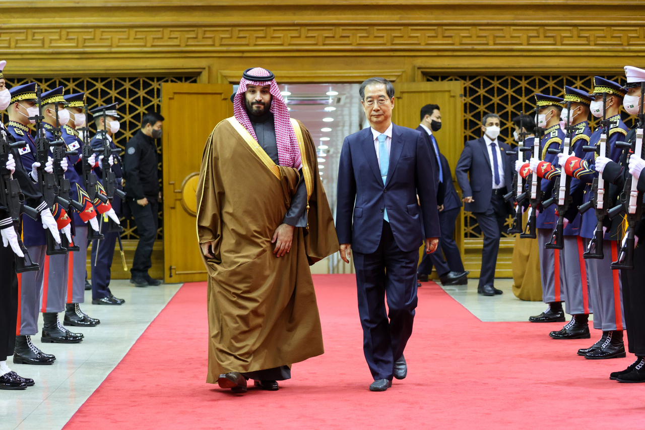 Saudi Arabian Crown Prince Mohammed bin Salman (left), accompanied by South Korean Prime Minister Han Duck-soo, inspects an honor guard after arriving at Seoul Air Base in Seongnam, just south of Seoul, around 12:30 a.m. on Thursday. (Prime Minister's Office)