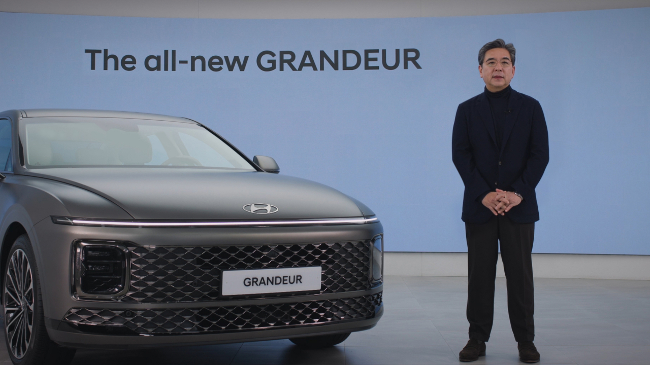 Hyundai Motor CEO Chang Jae-hoon introduces the all-new Grandeur during an online presentation Monday. (Hyundai Motor Group)