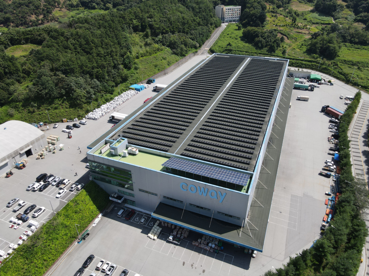 Coway's solar power plant on the roof of its Yugu Distribution Center, located in Gongju, South Chungcheong Province. (Coway)