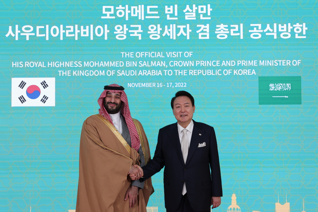 South Korean President Yoon Suk-yeol (right) shakes hands with Saudi Arabia Crown Prince and Prime Minister Mohammed bin Salman before their meeting on Thursday. (Yonhap)