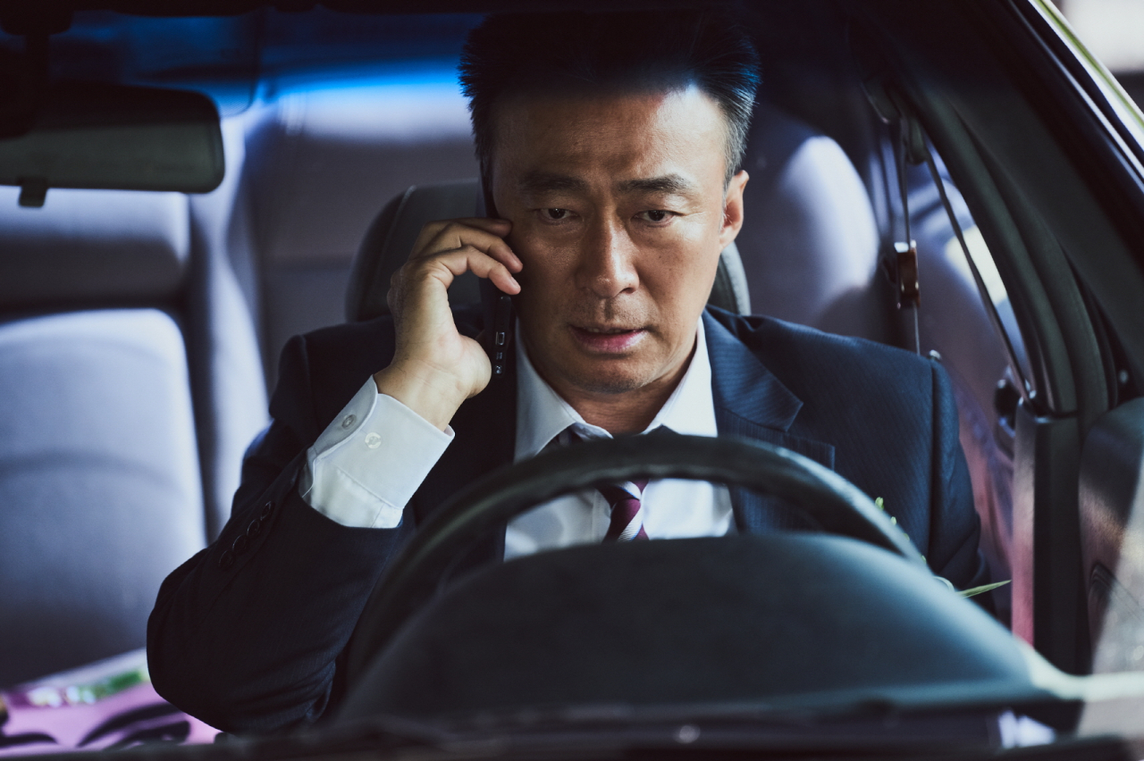 Actor Lee Sung-min plays a veteran detective Taek-rok in 