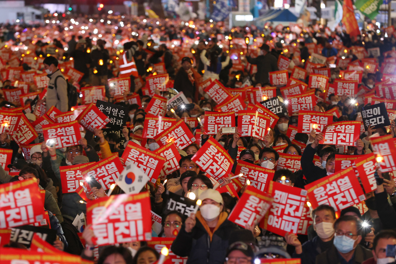A candlelight demonstration led by a local liberal group is held to demand the resignation of the Yoon Suk-yeol government on Saturday afternoon near Sungnyemun Gate in Jung-gu, central Seoul. (Yonhap)