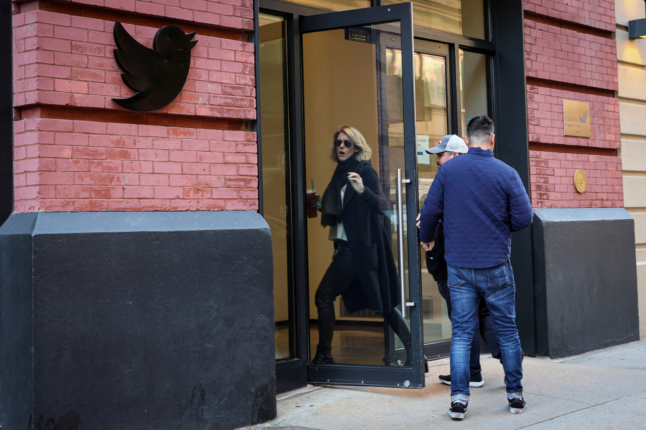 Twitter employees are seen entering the offices in New York City, Nov. 9. (Reuters-Yonhap)