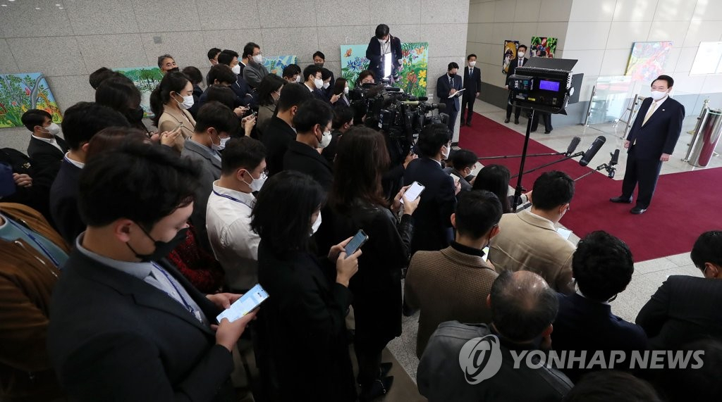 President Yoon Suk-yeol speaks to reporters as he arrives at the presidential office in Seoul on Nov. 18, 2022. (Yonhap)