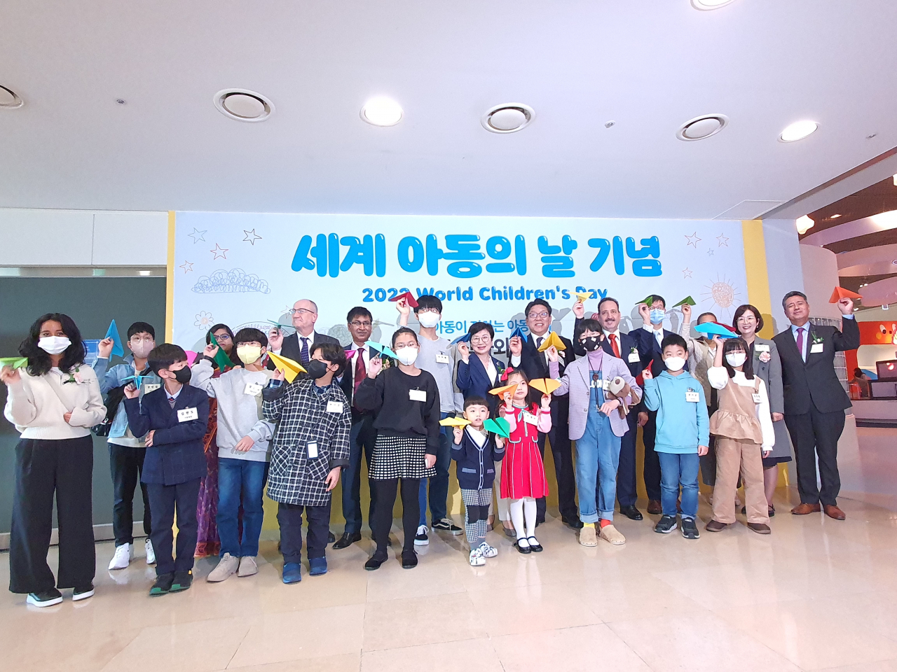 Children artists and participants pose for a photo holding paper airplanes at the World Children's Day event held at the Children's Museum under the National Museum of Korea in Yongsan, Seoul, Sunday. (Yang Jung-won/The Korea Herald)