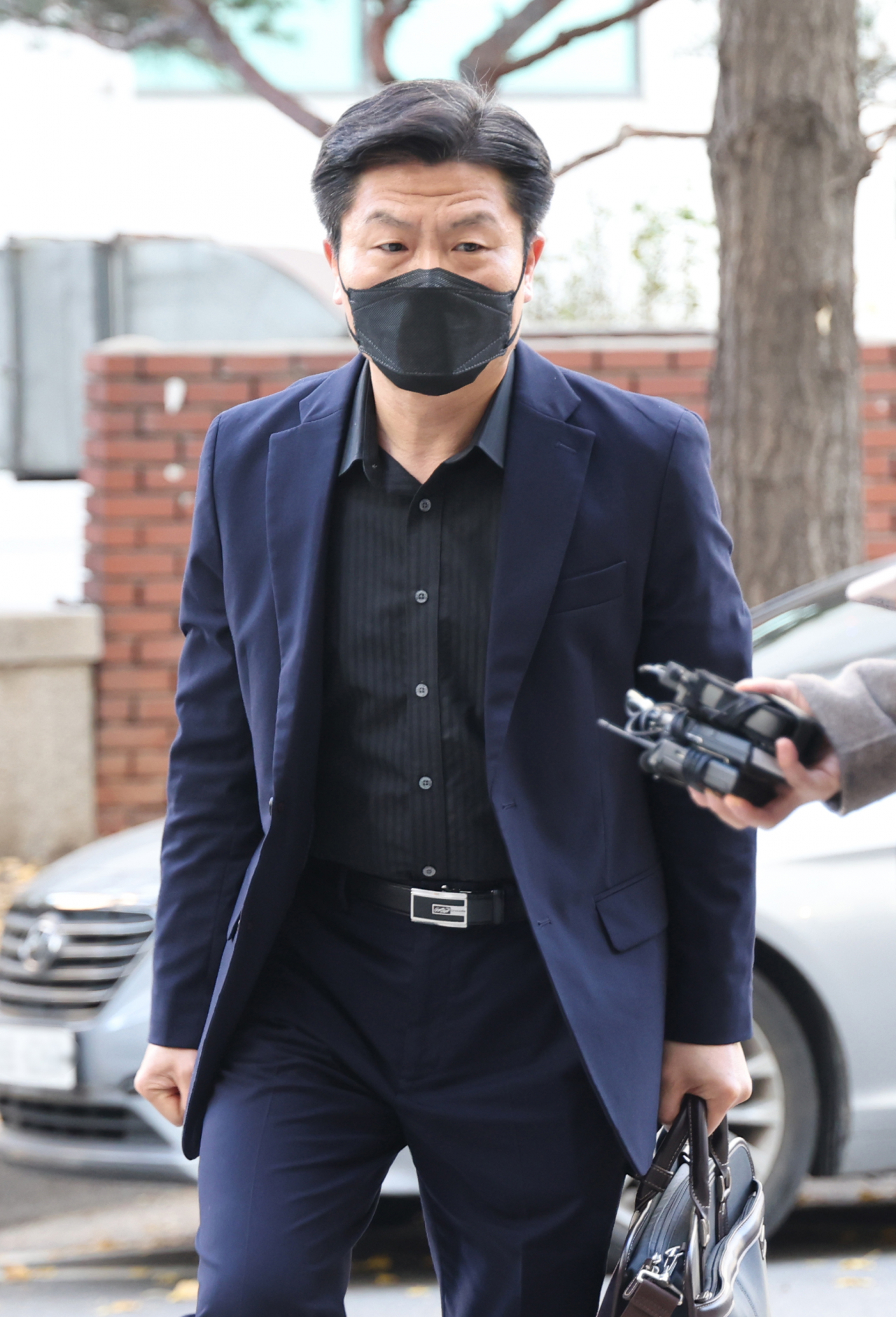 Lee Im-jae, a former head of the Yongsan Police Station, enters a special investigation team building in western Seoul on Monday. (Yonhap)