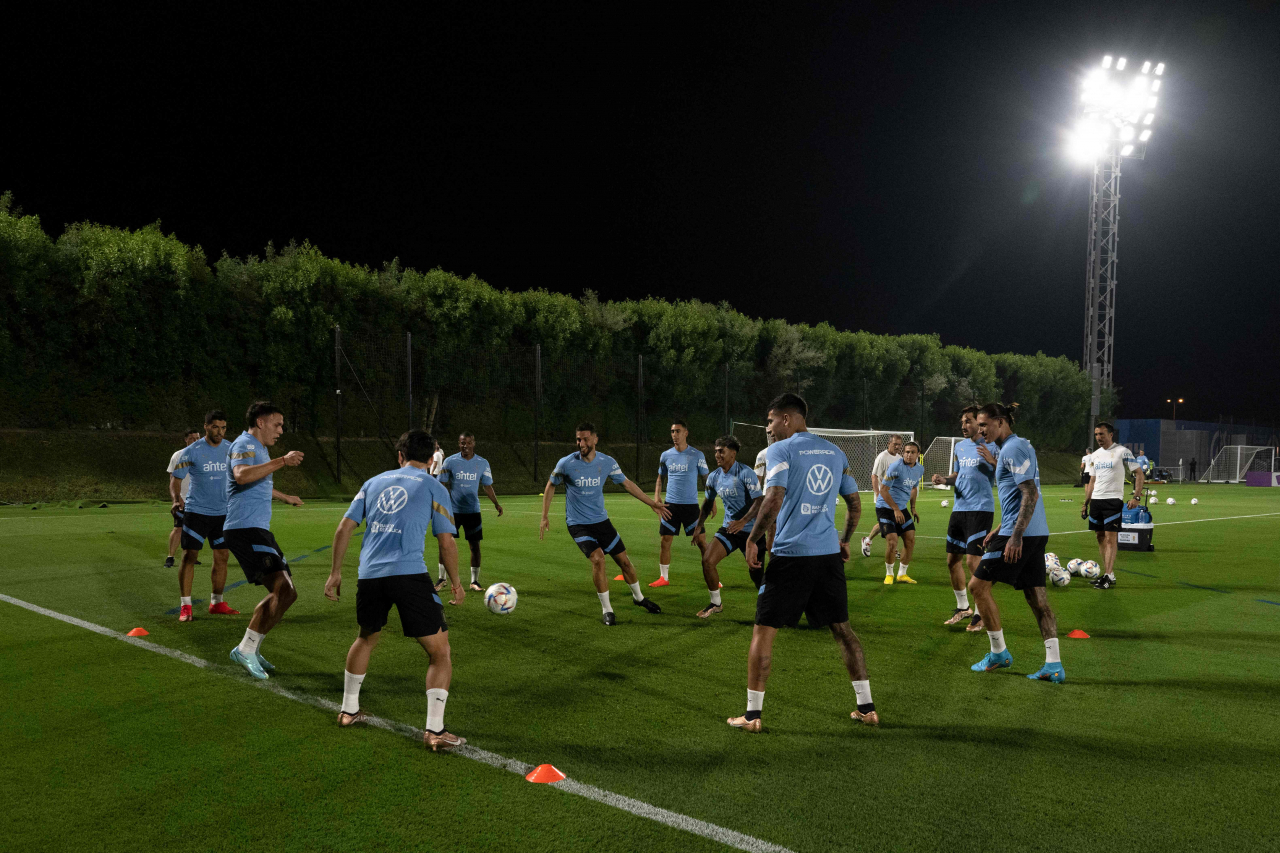 Players of Uruguay take part in a training session at the Al Ersal training ground in Doha on Saturday, ahead of the FIFA World Cup Qatar 2022. (AFP-Yonhap)