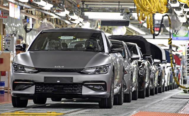 EV6 vehicles are assembled at Kia Auto Land in Hwaseong, Gyeonggi Province. (Kia)