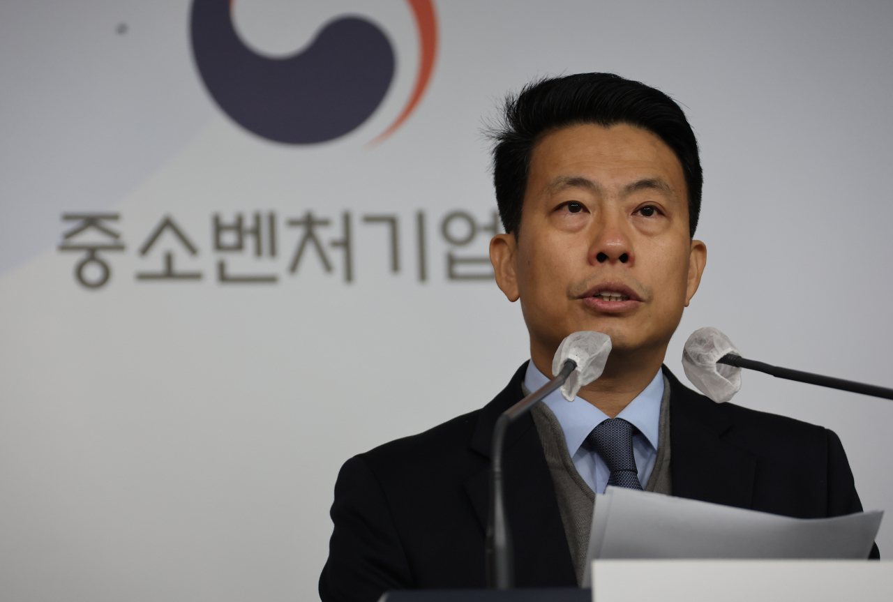 Lim Jung-wook, deputy minister of SMEs and startups, speaks during a briefing in Seoul, Monday. (Yonhap)