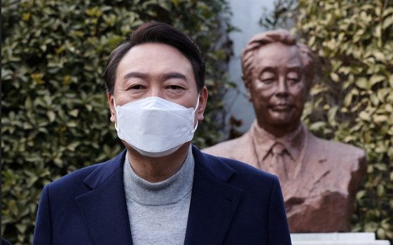 Then presidential candidate Yoon Suk-yeol visits late former President Kim Young-sam's birthplace in Geoje, southeastern South Korea, on Feb. 19. Seen behind him is Kim's bust. (Yonhap)