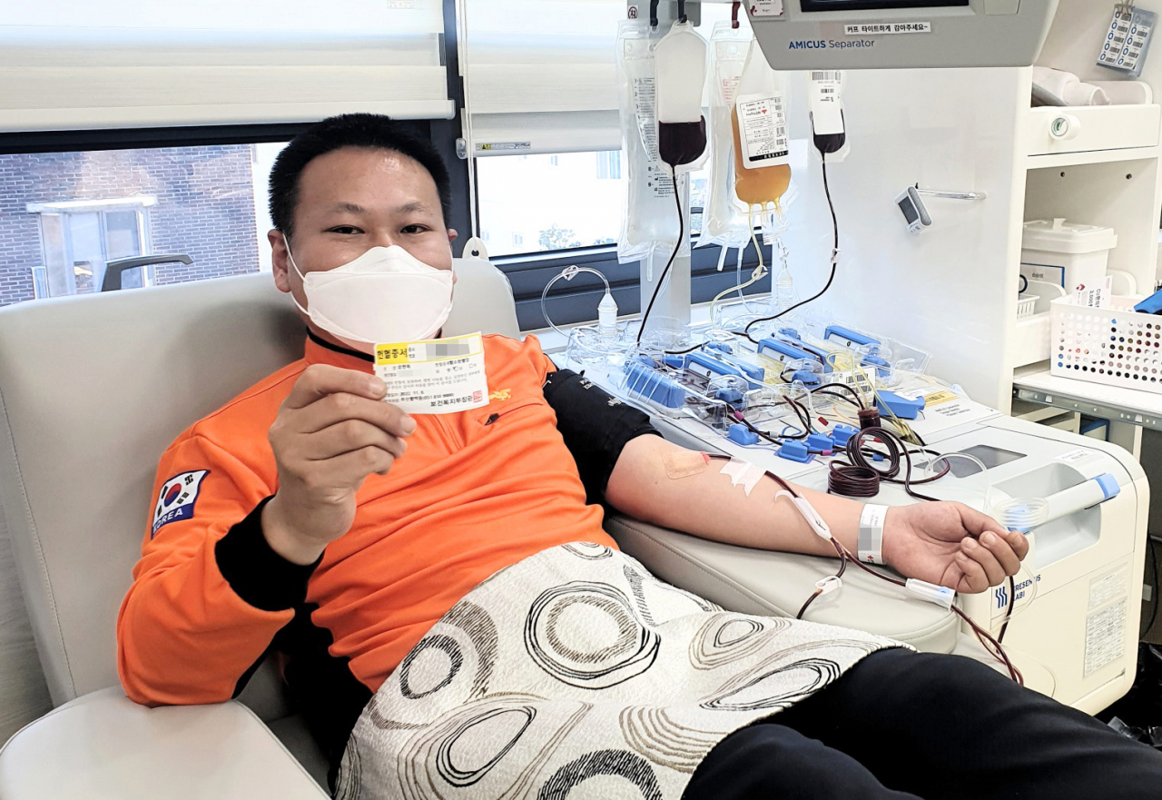 A Busan-based firefighter donates blood for the 119th time on Nov. 8. (Yonhap)