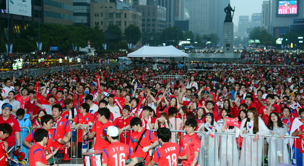 People join a street cheering event at Gwanghwamun Square in central Seoul on July 23, 2014, when South Korea's national soccer team played against Algeria in the group stage of the 20th FIFA World Cup held in Brazil. (The Korea Herald file photo)