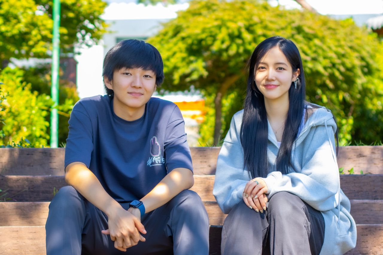 From left, SIS seniors Jin Wook Shin & Clare Hyunsuh Kim, who received perfect scores in AP Physics I & AP Drawing. (Seoul International School)