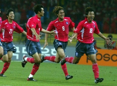 The South Korean national team celebrates after Hwang Sun-hong (No.18) scores against Poland in the 2002 World Cup Korea/Japan. (The Korea Herald)