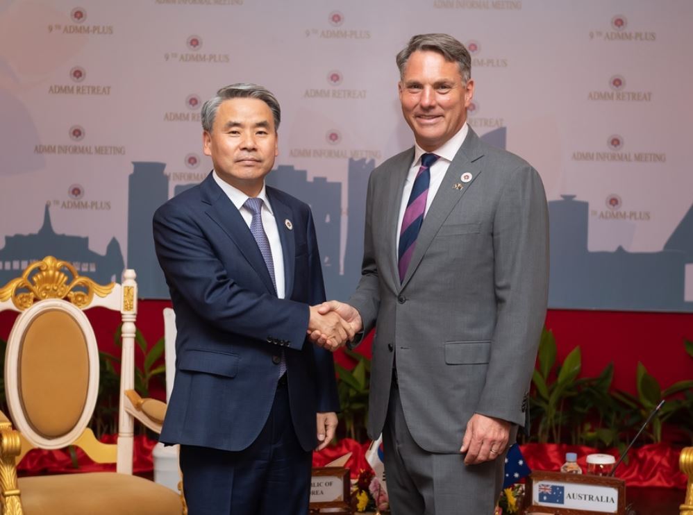 Defense Minister Lee Jong-sup (left) shakes hands with his Australian counterpart, Richard Marles, as they meet for talks on the sidelines of the Association of Southeast Asian Nations Defense Ministers` Meeting-Plus in Siem Reap, Cambodia, on Nov. 22, 2022 in this photo released by Lee`s office. (Yonhap)