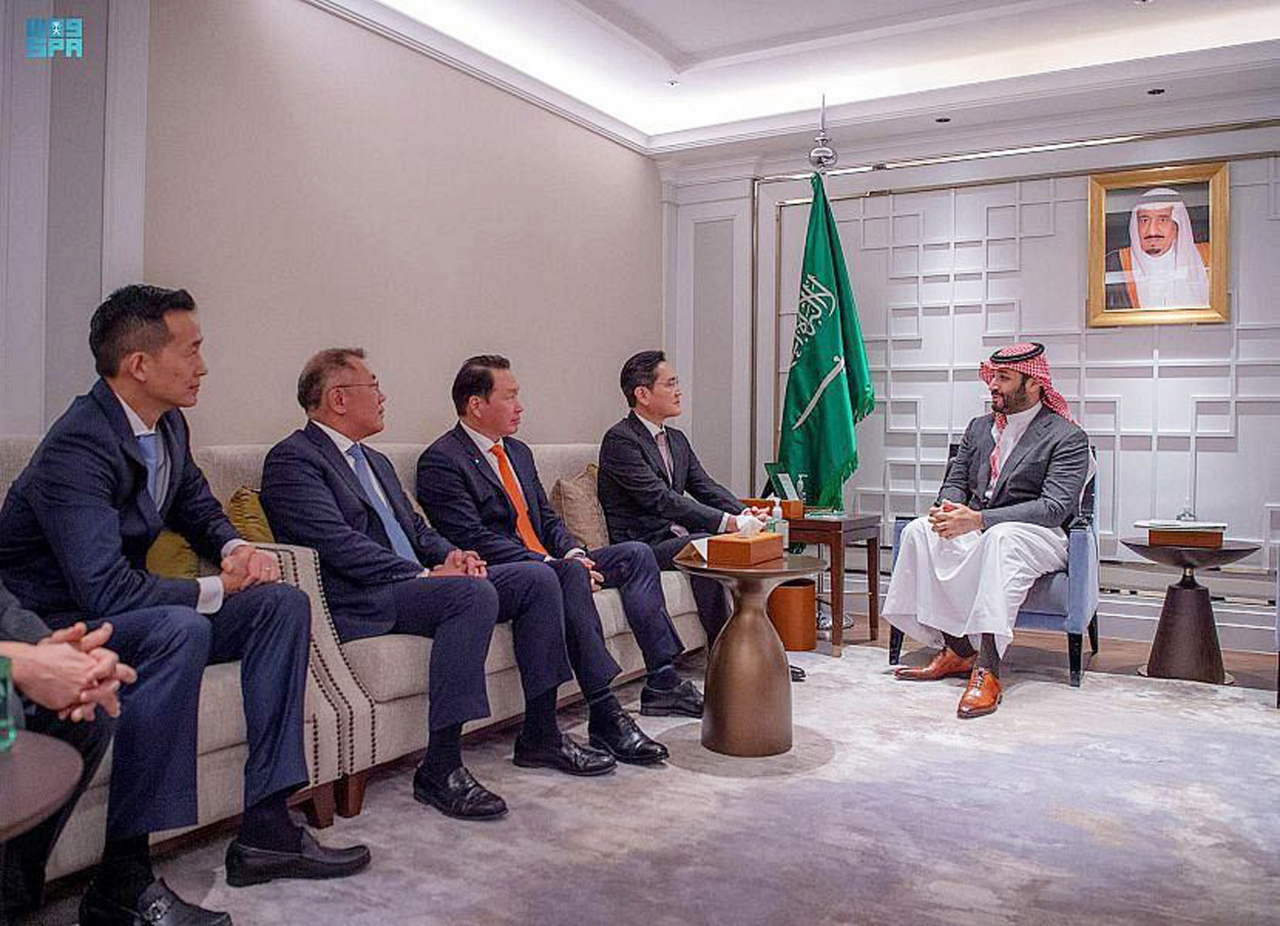 Crown Prince and Prime Minister of Saudi Arabia Mohammed bin Salman (right) holds a tea meeting with chaebol leaders last week in Seoul. (Yonhap)