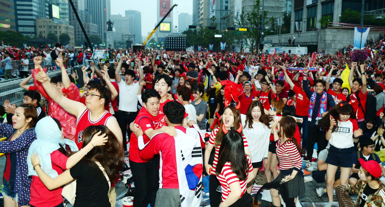 South Korean fans cheer for their national soccer team at the street cheering event for the 2014 FIFA World Cup at Gwanghwamun Plaza in Seoul in this June 23, 2014 file photo. (Korea Herald)