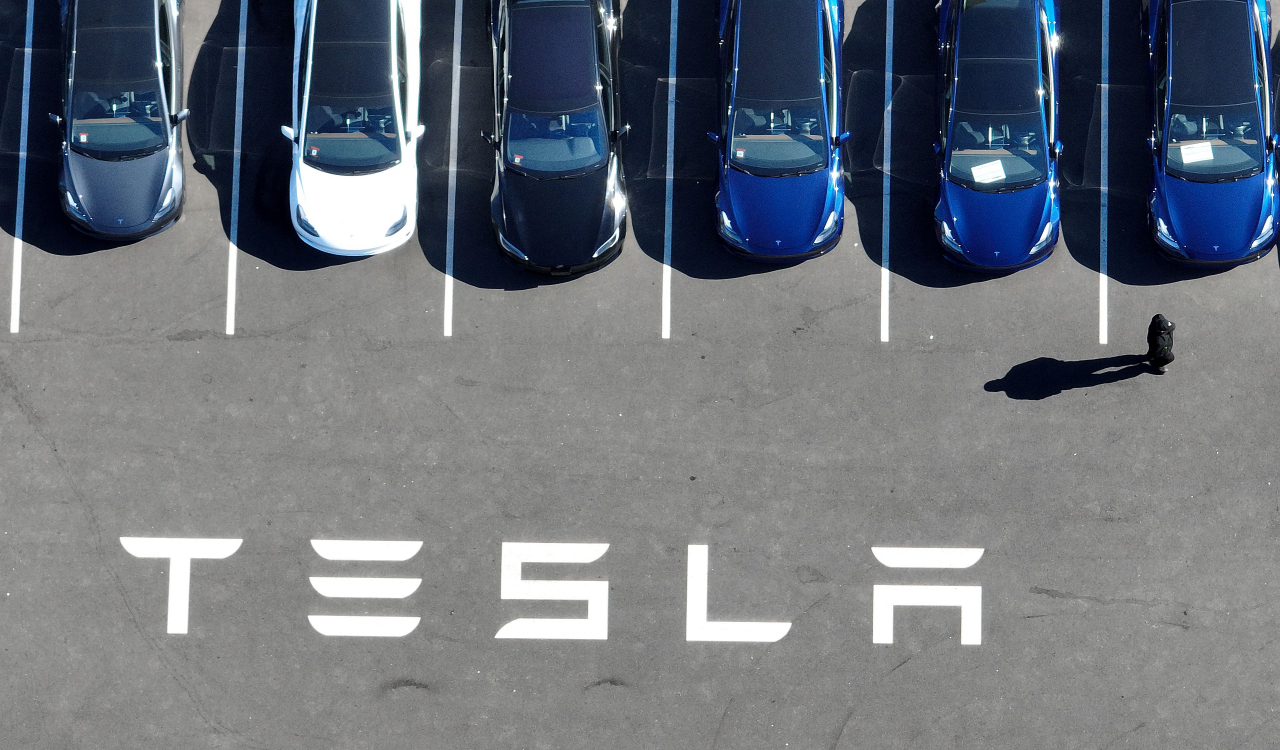 In this file photo taken on Oct. 19, brand new Tesla cars sit in a parking lot at the Tesla factory in Fremont, California. (AFP-Yonhap)