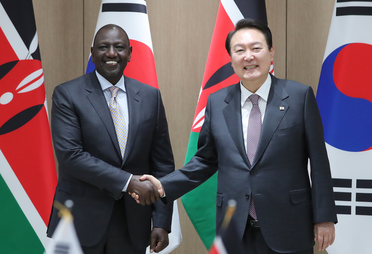 South Korean President Yoon Suk-yeol shakes hands with his Kanyan counterpart William Ruto before a bilateral summit at the presidential office in Seoul on Wednesday. (Yonhap)
