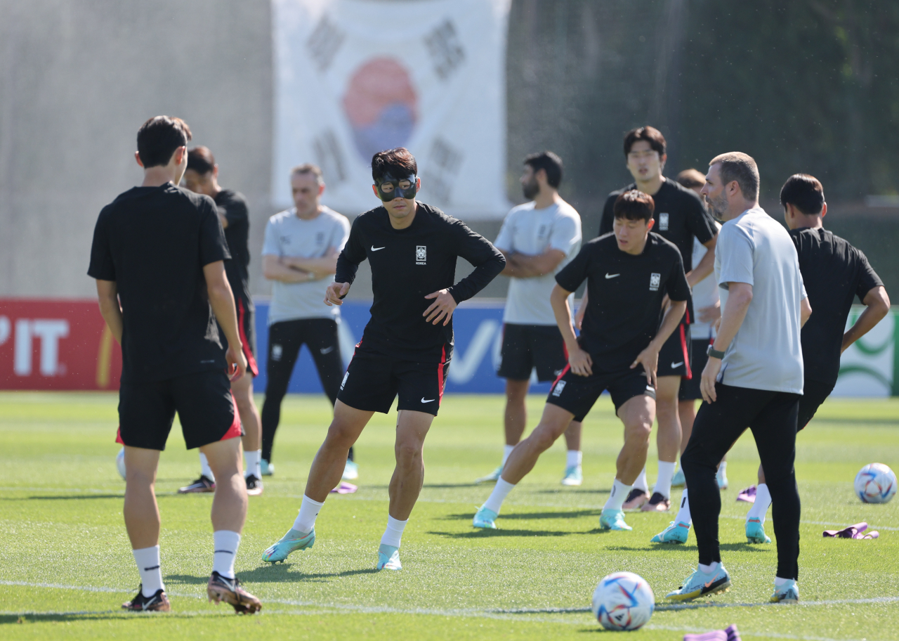 South Korean players train for the FIFA World Cup at Al Egla Training Site in Doha on Wednesday. (Yonhap)