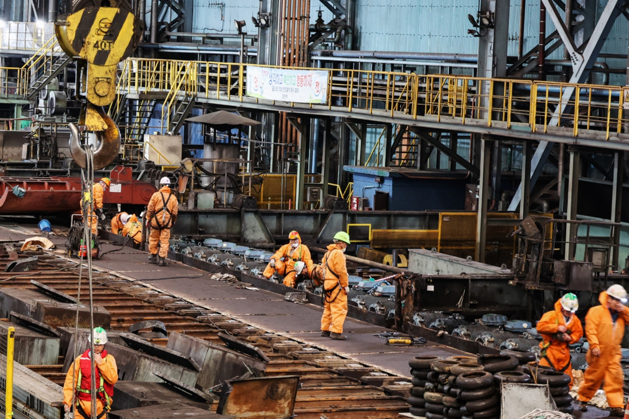 From the scene] Posco goes all-out to salvage typhoon-hit plant