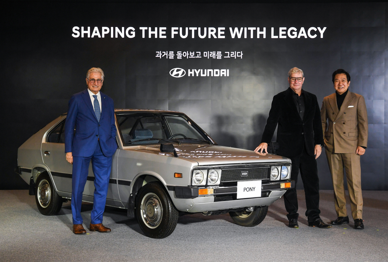 From left: Legendary car designer Giorgetto Giugiaro, Hyundai Motor Group’s Chief Creative Officer Luc Donckerwolke and head of the Hyundai & Genesis Global Design Center Lee Sang-yup pose with a revamped Pony Coupe Concept at a design talk on Thursday. (Hyundai Motor)