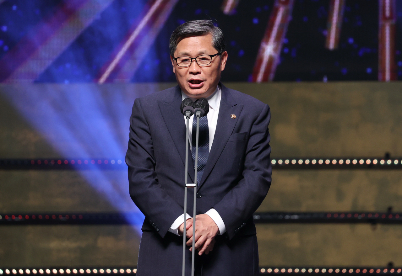 Vice Culture Minister Jeon Byeong-geuk makes his congratulatory speech at Korea Popular Culture and Arts Awards on Thursday. (Yonhap)