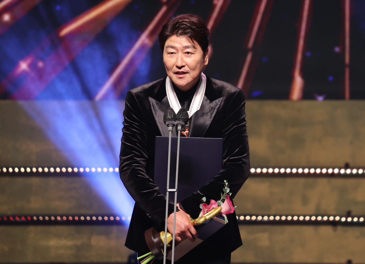 Song Kang-ho accepts the Bogwan Order of Cultural Merit at 13th Korea Popular Culture and Arts Award on Thursday at the National Theater of Korea, central Seoul. (Yonhap)