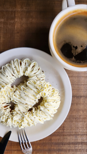 Butter pepper pretzel and black coffee at Breedy Post located in Yongsan-gu, Seoul (Song Seung-hyun/The Korea Herald)