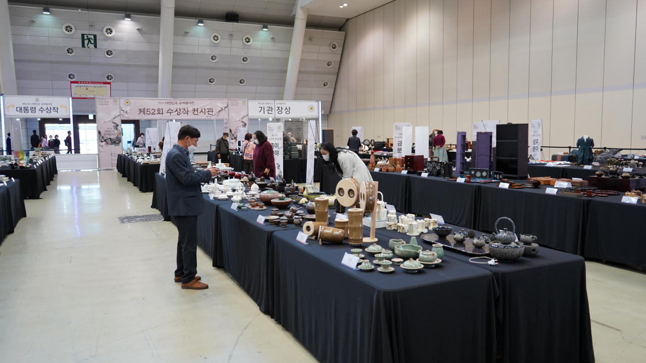 Visitors view crafts on display at Changwon Exhibition Convention Center, in Changwon, South Gyeongsang Province, Thursday. (Cultural Heritage Administration)