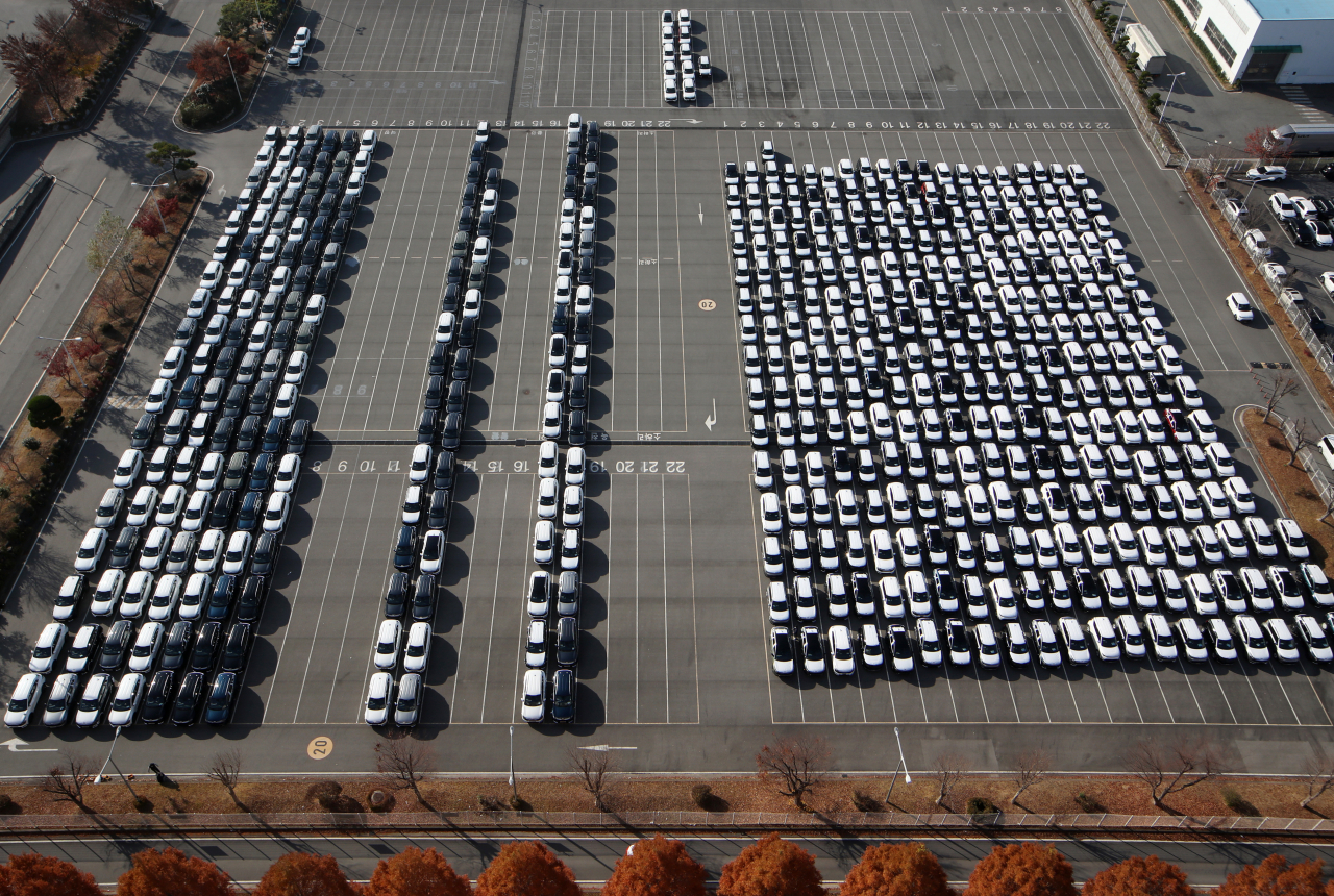 Cars to be delivered are stranded at a parking lot of Kia Corp.'s plant in Gwangju, 268 kilometers south of Seoul, on Thursday, when unionized truckers went on strike nationwide, demanding the government permanently scrap the phaseout of a temporary freight rate system guaranteeing a basic wage for truck drivers. (Yonhap)