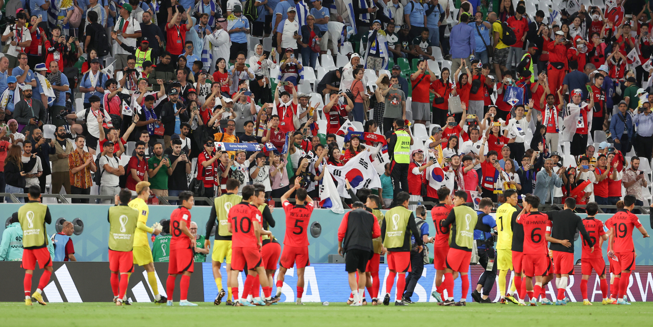 South Korean team wave at the cheering South Korean supporters after the scoreless draw against Uruguay in the Group H opening match of the FIFA World Cup Qatar 2022 in Education City Stadium in Al Rayyan, Qatar. (Yonhap)