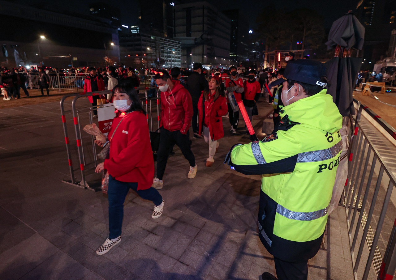Police maintain order at the public screening of South Korea’s first match of the FIFA World Cup Qatar 2022 against Uruguay in Gwanghwamun Plaza in Jongno-gu, central Seoul. (Yonhap)