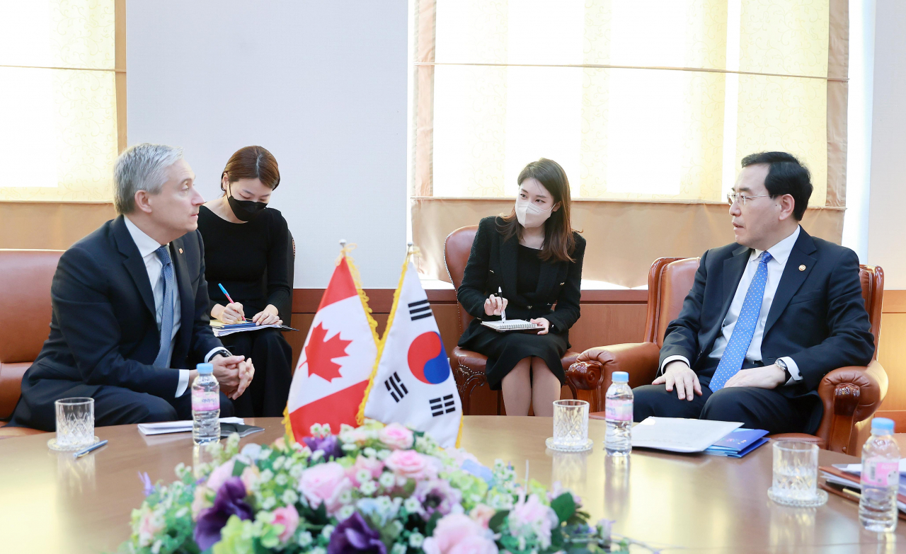 South Korea's Industry Minister Lee Chang-yang (R) and Canada's Minister for Innovation and Economic Development Francois-Philippe Champagne(L), talk at the central government complex in Seoul on Friday. (Yonhap)