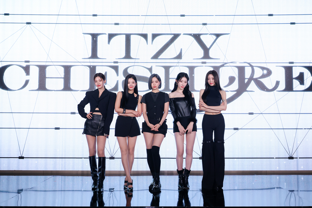 Girl group Itzy poses during its offline press conference held in Seoul for its new album, “Cheshire,” on Friday. (JYP Entertainment)