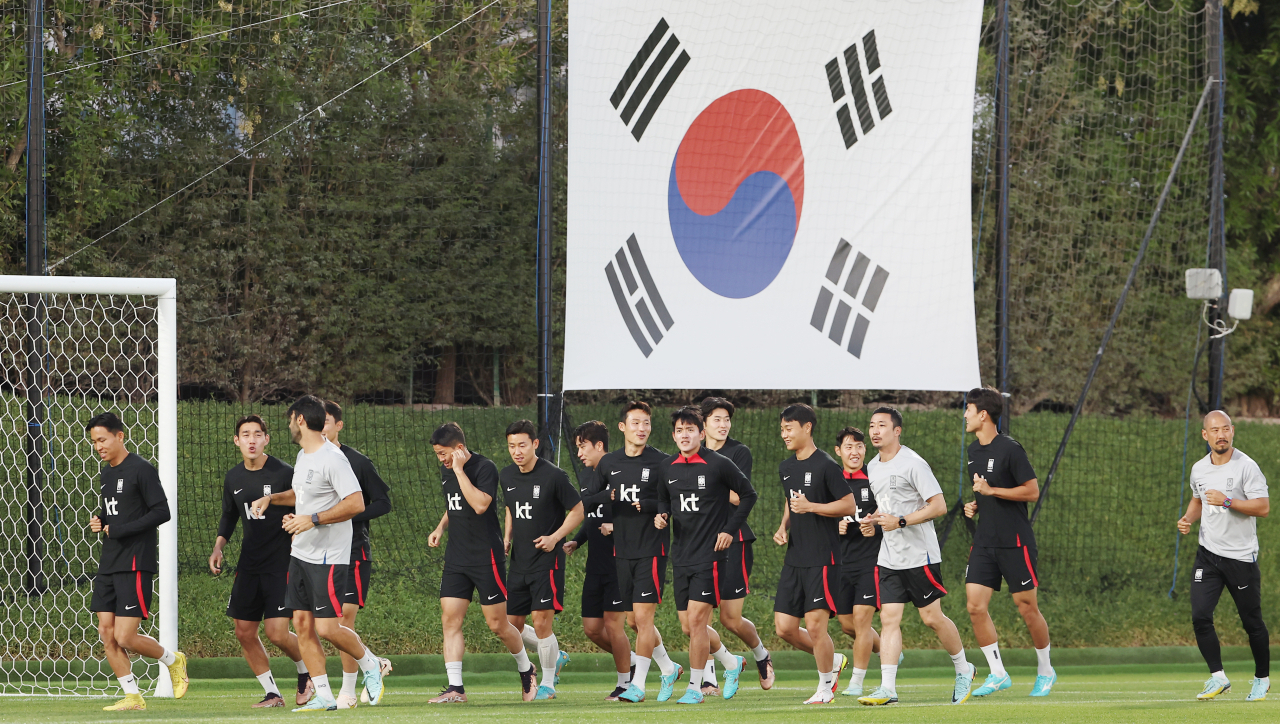 South Korean players train for the FIFA World Cup at Al Egla Training Site in Doha on Saturday. (Yonhap)