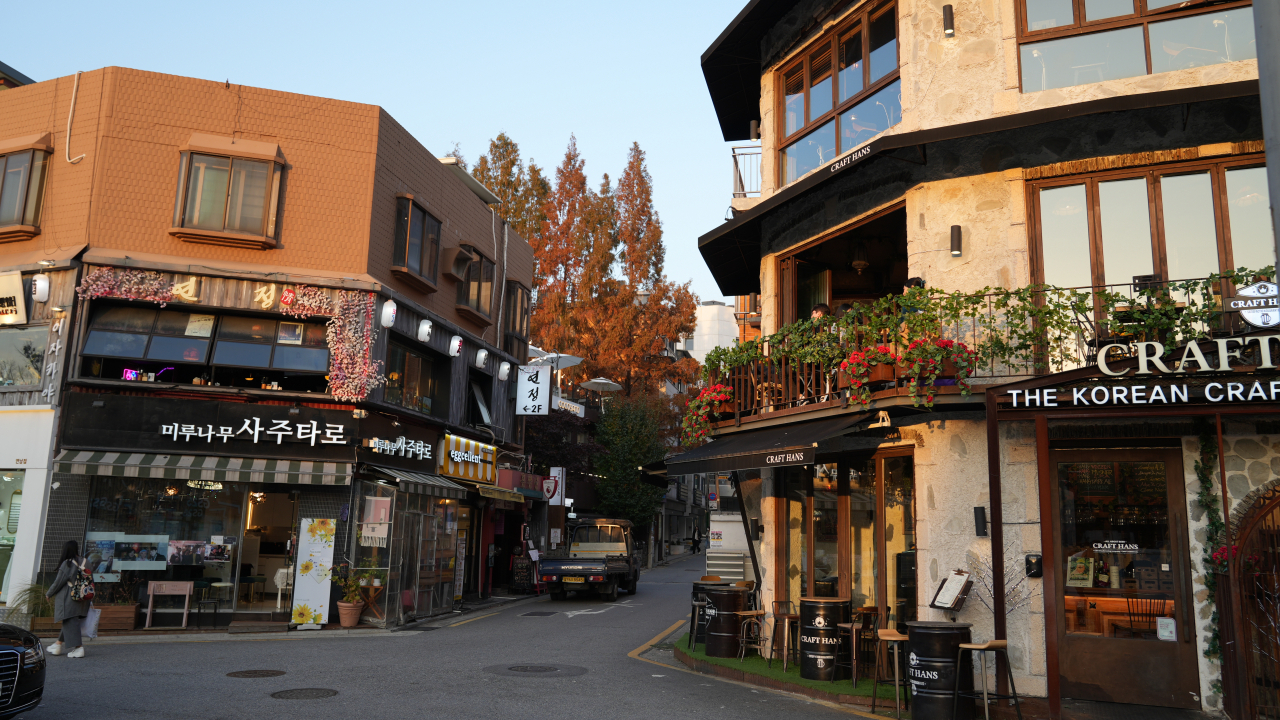 Bars, cafes and other stores are seen in Yeonnam-dong, along Gyeongui Line Forest Park. (Yoon Min-sik/The Korea Herald)