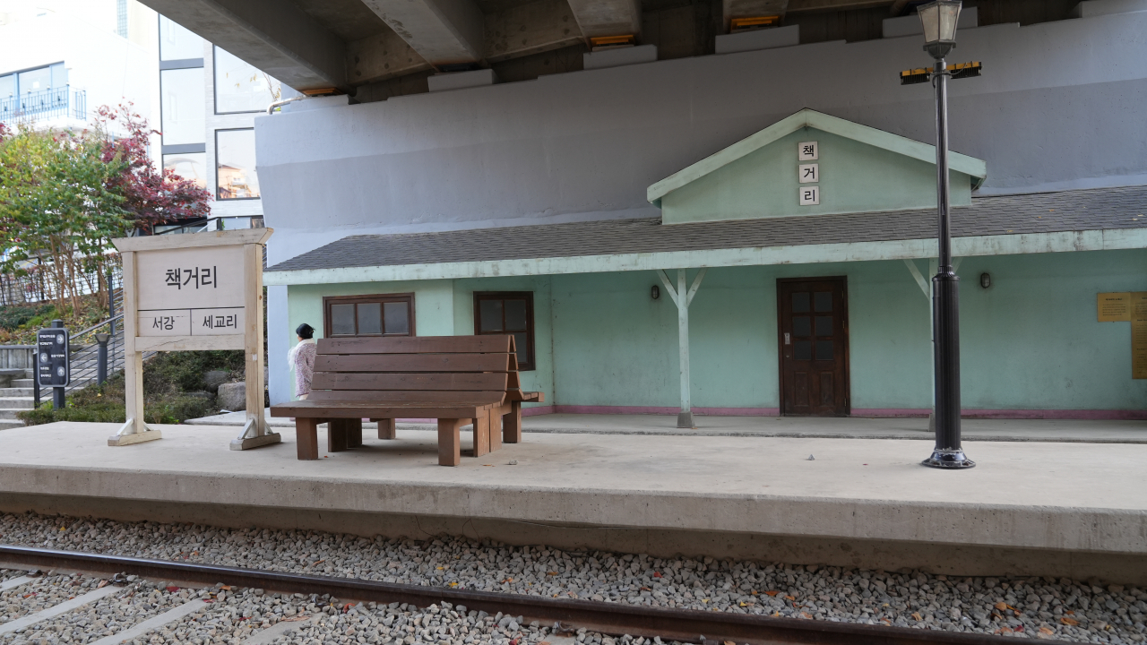 A photo zone below Wau Bridge created to replicate the look of the early 20th-century train station on Gyeongui Line. (Yoon Min-sik/The Korea Herald)