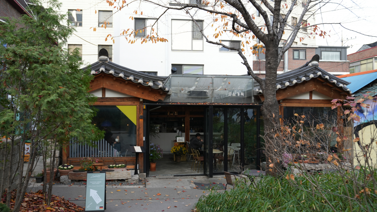 A hanok-themed cafe at Daeheung section of Gyeongui Line Forest Park (Yoon Min-sik/The Korea Herald)