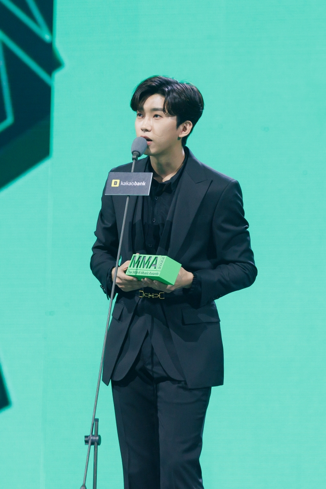 Lim Young-woong receives the artist of the year award at the 2022 Melon Music Awards ceremony held at the Gocheok Sky Dome in Seoul on Saturday. (Kakao Entertainment)